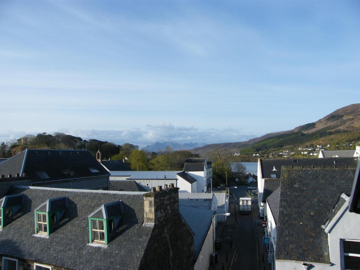 The Caledonian Hotel Portree Exterior foto